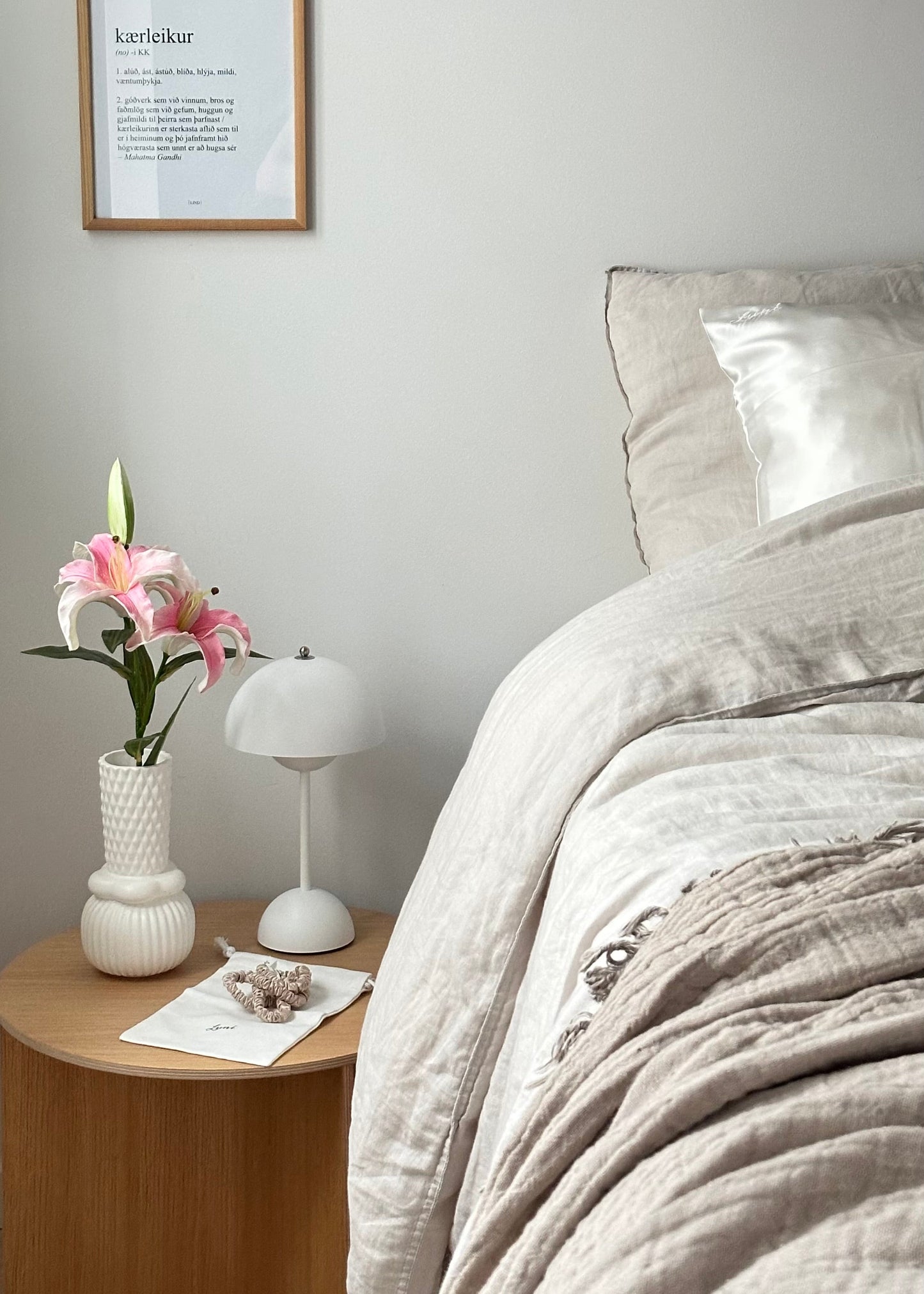 WHITE ZIPPERED PILLOWCASE