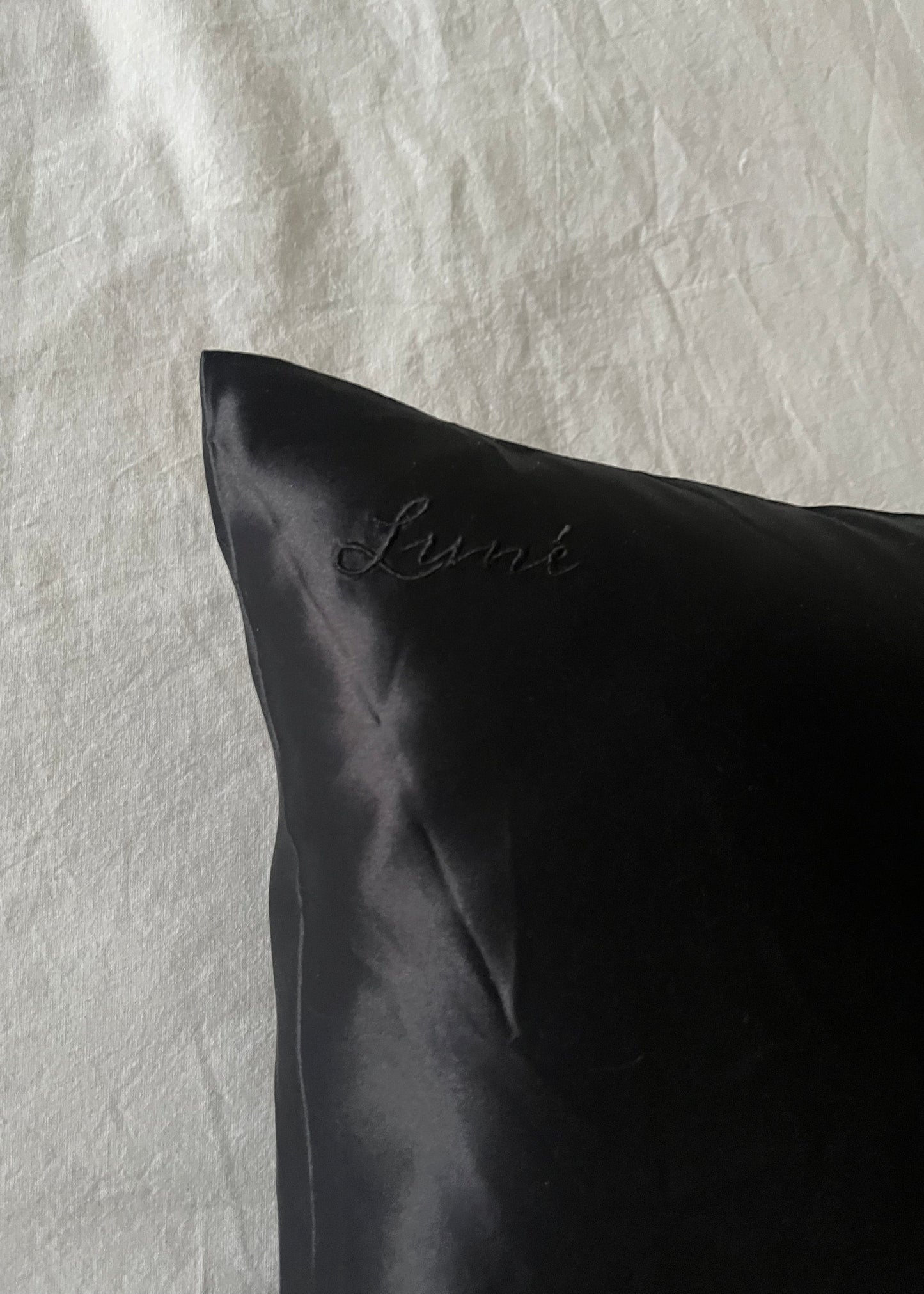 SVÖRT KODDAVER MEÐ RENNILÁS