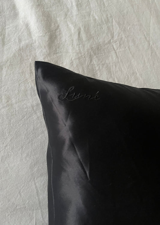 SVÖRT KODDAVER MEÐ RENNILÁS