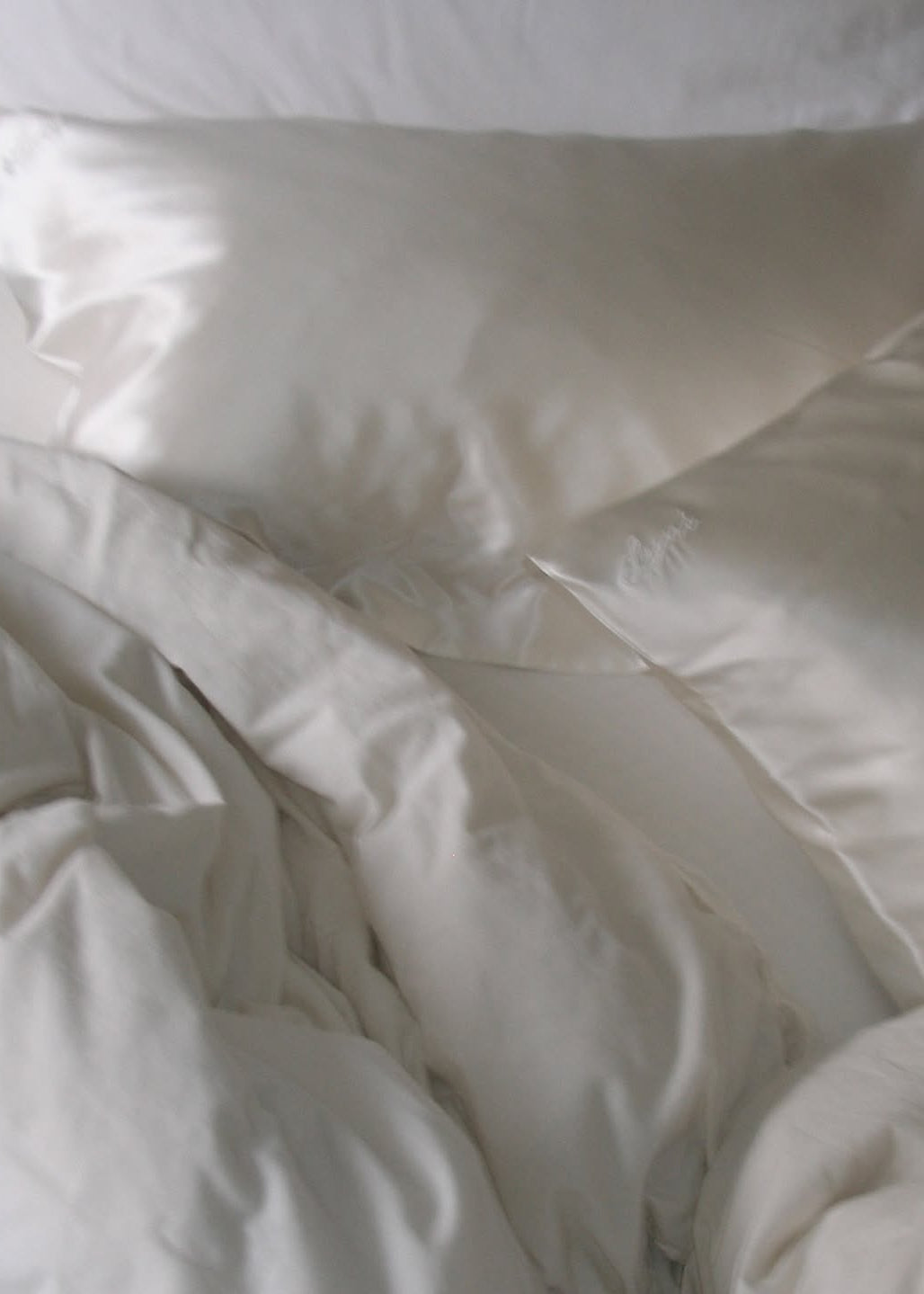 Close-up of a white comforter and pillow on a bed, picture by @selmalindd