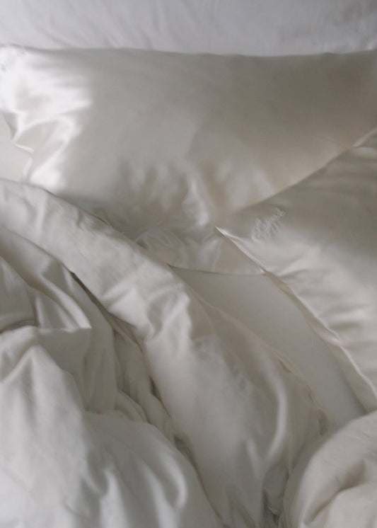 Close-up of a white comforter and pillow on a bed, picture by @selmalindd